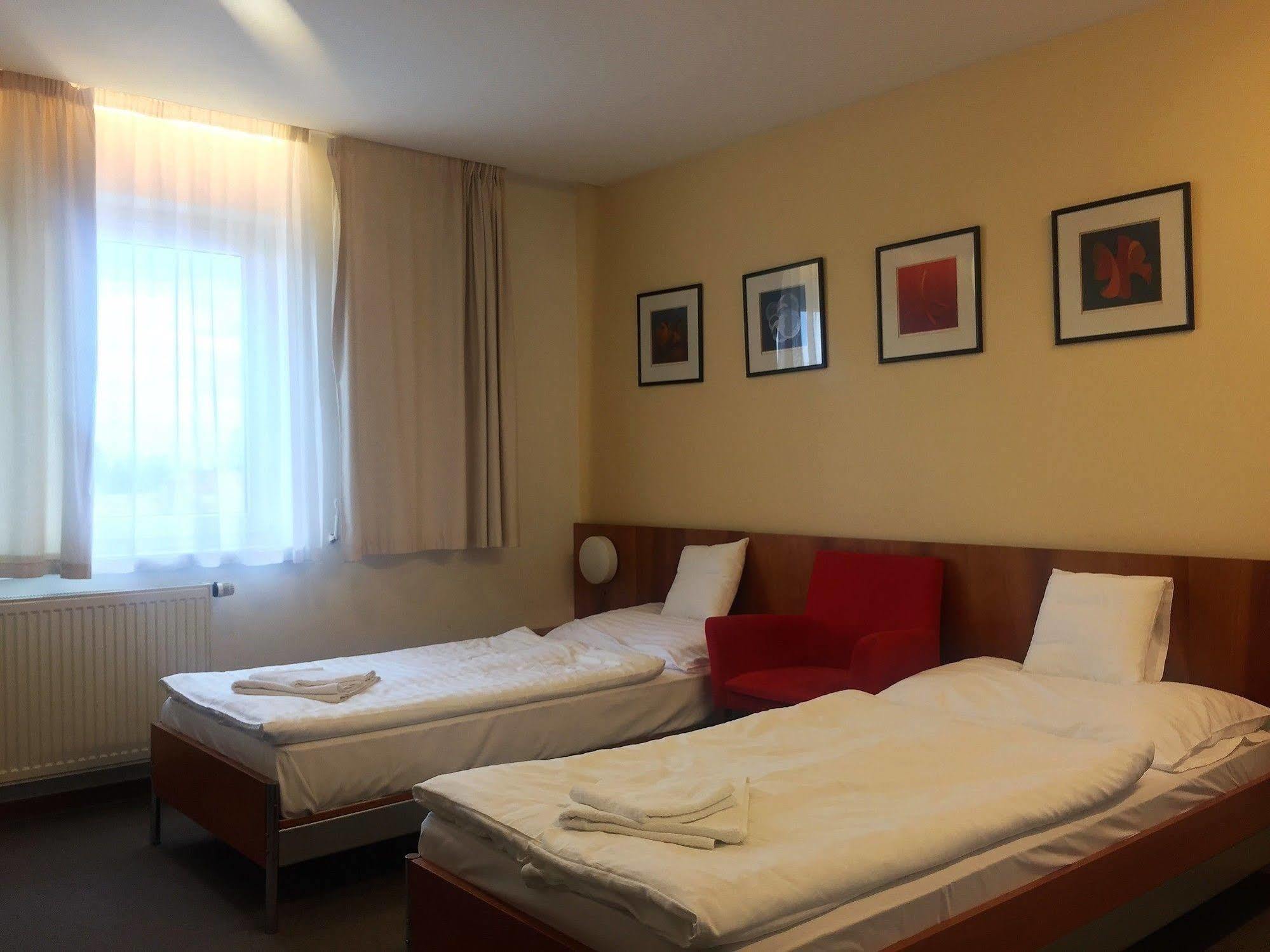 Hotel Maxim Svätý Jur Exterior foto